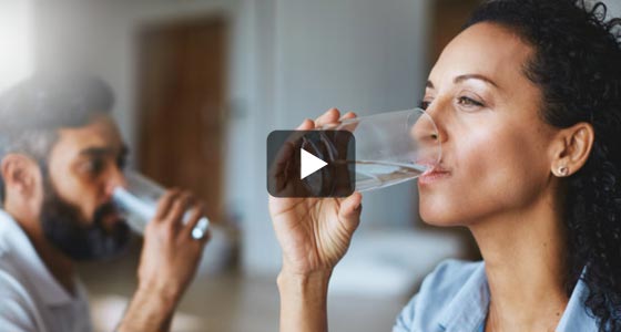 Boire 1.5 l d’eau par jour, mais qu’en est-il du thé ou du café ?